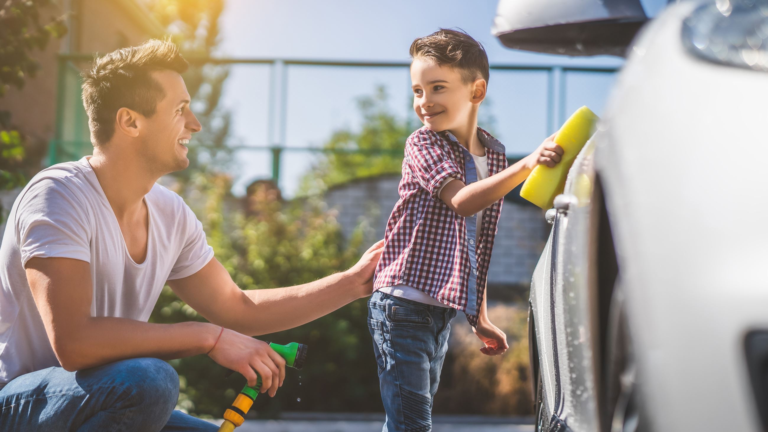 Father and son washing car AdobeStock_298128724 (1)